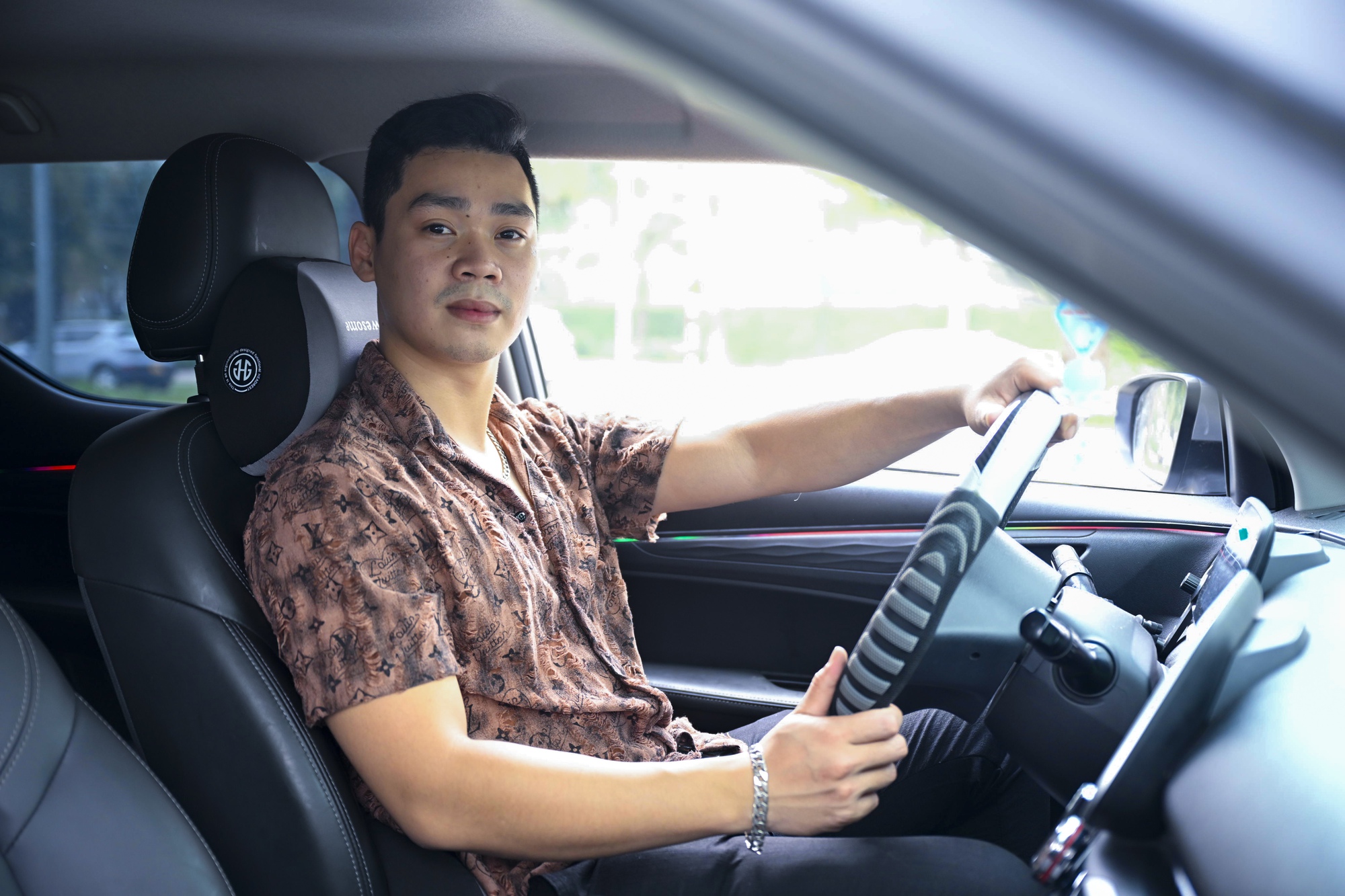 Giải mã bài toán thu hồi vốn thần tốc của tài xế dịch vụ chạy xe điện: Không chỉ là câu chuyện tiền sạc rẻ! - Ảnh 1.