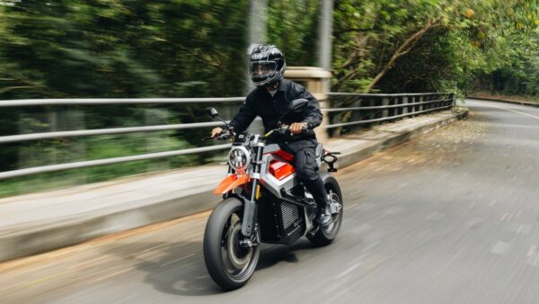 Thích tốc độ mà ngại xăng tăng giá thì đây là loạt xe máy điện nhanh nhất Việt Nam: Có mẫu ‘vít’ được tới 130km/h, giá từ vài chục đến cả trăm triệu đồng