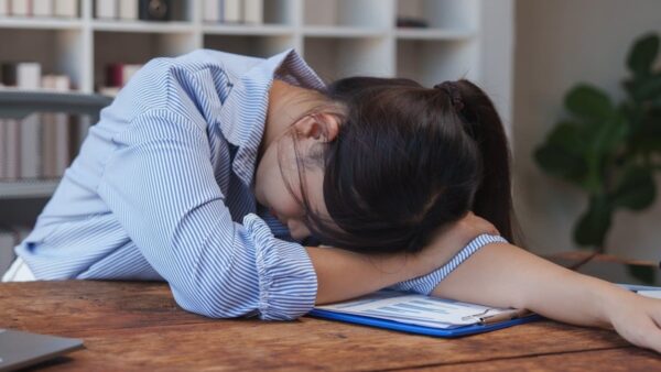 Nhân viên văn phòng Trung Quốc ngủ trưa 5 tiếng, ăn vụng sô cô la và khiến sếp suýt ngất xỉu vì chứng hạ đường huyết