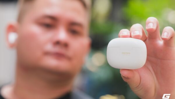 Bỏ hơn 2 triệu mua tai nghe REDMI, vừa đeo vào đã thấy có gì đó “sai sai”, nhưng mà là sai theo cách này!