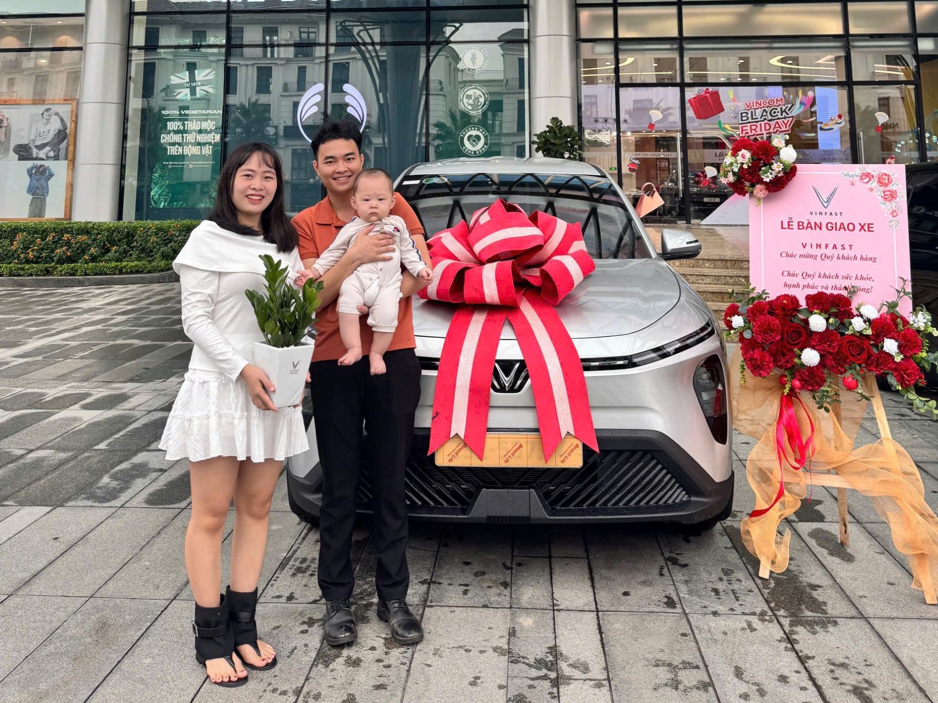 Nâng đời Limo Green, tài xế Hà Nội tiết lộ công thức “gỡ vốn” nhờ chi phí tiết kiệm - Ảnh 1. Nâng đời Limo Green, tài xế Hà Nội tiết lộ công thức “gỡ vốn” nhờ chi phí tiết kiệm - Ảnh 1.