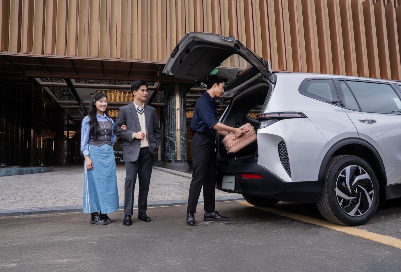 Rộng rãi, đi “bốc”, sạc 0 đồng: VinFast Limo Green “lấy lòng” hàng ngàn gia đình Việt- Ảnh 1.