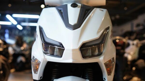 Đổ đầy bình chạy 400km, cốp rộng thênh thang, SYM ECHS 125 phả hơi nóng lên Yamaha FreeGo