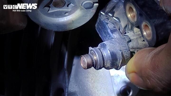 Xăng E10 bị nghi ngờ làm xe chết máy, thợ sửa chữa chỉ ra nguyên nhân bất ngờ - Ảnh 3.
