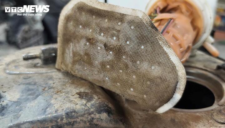 Xăng E10 bị nghi ngờ làm xe chết máy, thợ sửa chữa chỉ ra nguyên nhân bất ngờ - Ảnh 2.