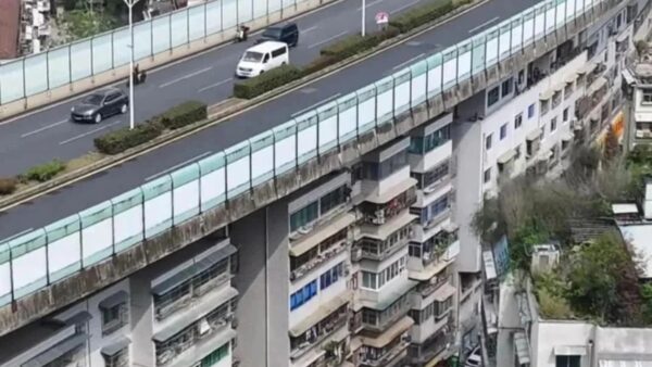 Kỳ lạ đô thị Trung Quốc: Đường cao tốc chạy rầm rộ ngay trên mái hàng chục tòa nhà chung cư