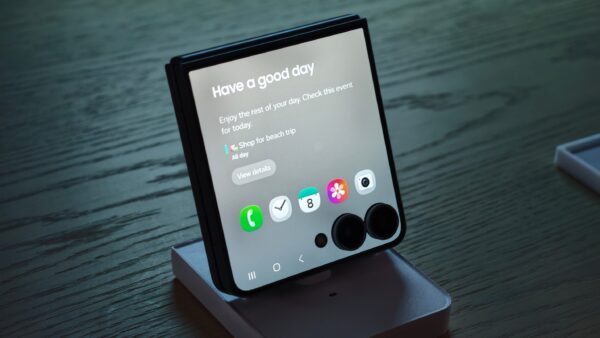 Trên tay Galaxy Z Flip8: Điện thoại gập mỏng nhẹ nhất lịch sử Samsung, màn phụ to tràn viền xịn hơn hẳn!