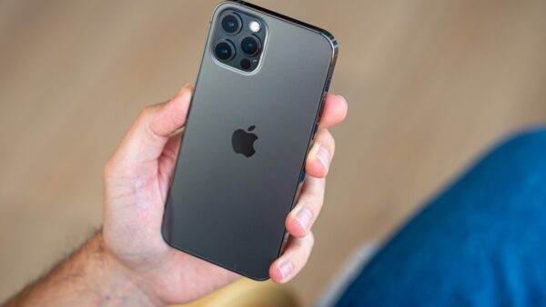 iPhone 12 Pro một thời lừng lẫy nay bán giá rẻ như cỏ, tội gì đi mua iPhone 17e kém hơn nhiều mặt