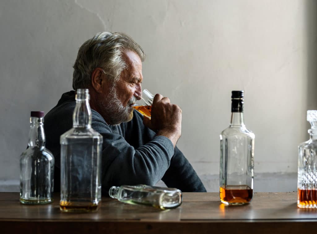 alcoholic-1-1024x755-1787257428580311019884 4 dấu hiệu cảnh báo rõ ràng nhất cho thấy bạn đang dần bước vào ngưỡng nghiện rượu - Ảnh 2.