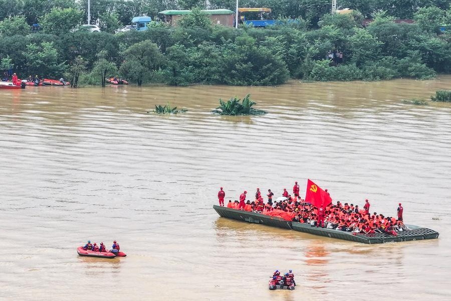 Cận cảnh "tàu sân bay cứu hộ" của Trung Quốc, giải cứu thần tốc hơn 6000 sinh viên bị cô lập suốt 3 ngày tại Quảng Tây - Ảnh 3.