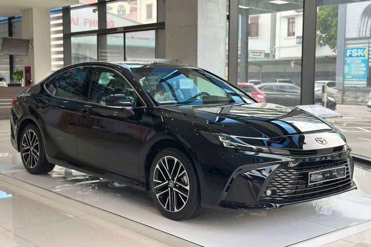 Dừng bán từ tháng 6, Toyota Camry bản xăng vẫn bán được 1 xe trong tháng 8 cho khách Việt- Ảnh 3. Dừng bán từ tháng 6, Toyota Camry bản xăng vẫn bán được 1 xe trong tháng 8 cho khách Việt- Ảnh 3.