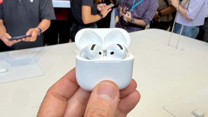 airpods-5-in-hand_1 AirPods-5-in-hand_1