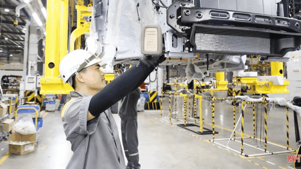 Tỷ phú Phạm Nhật Vượng tuyển 2.000 người cho VinFast, thu nhập tới 18 triệu đồng/tháng