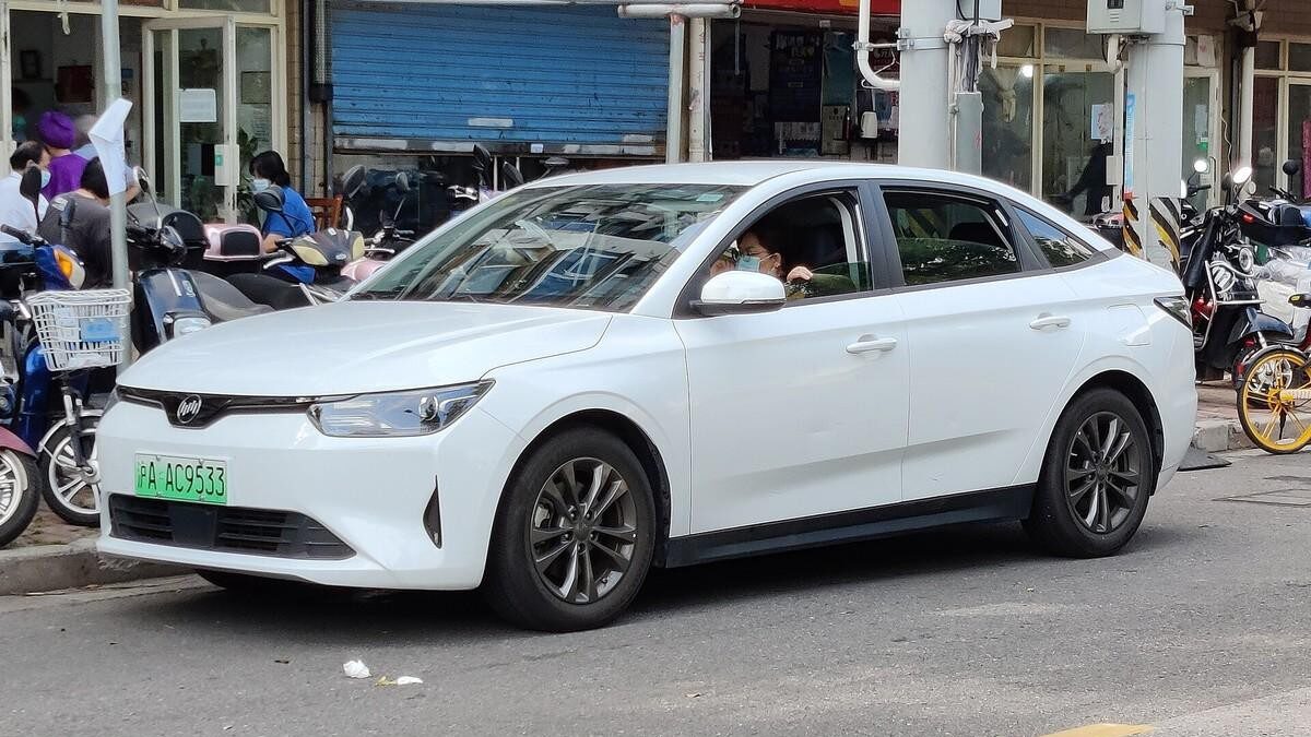 Hãng xe sập là như thế nào? 8 chiếc xe còn mới bán đấu giá 91 triệu đồng một chiếc, sửa không được, bán không xong