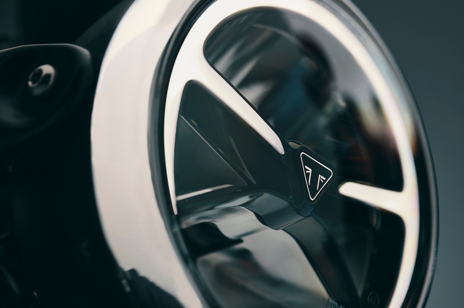 t40detail-lit-headlight-oblique-angle-1791516866960-1791516867293427921782