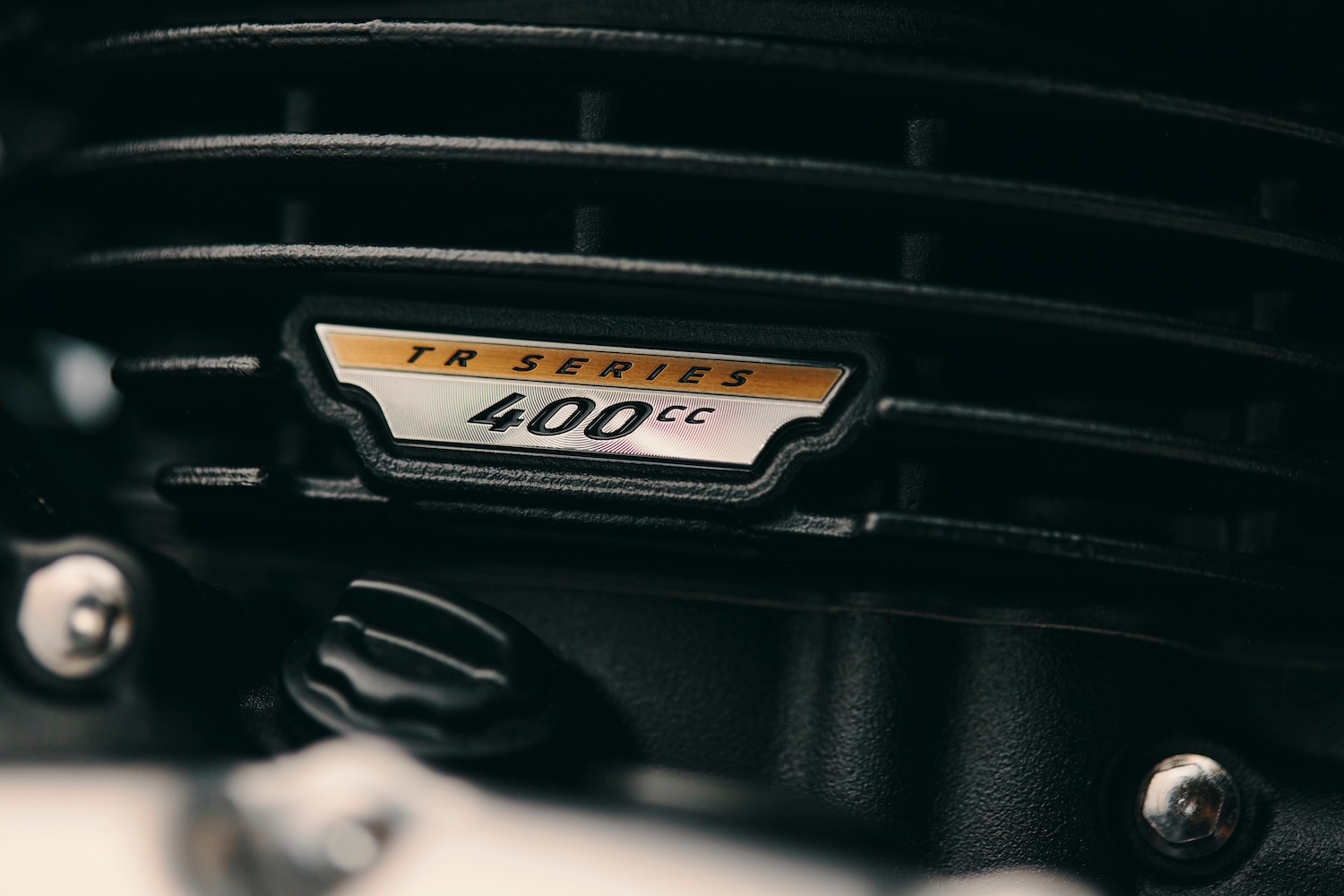 t40detail-tr-series-engine-badge-1791516864846-17915168656061182677708